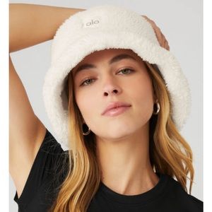 NWT - Alo Yoga Foxy Sherpa Bucket Hat